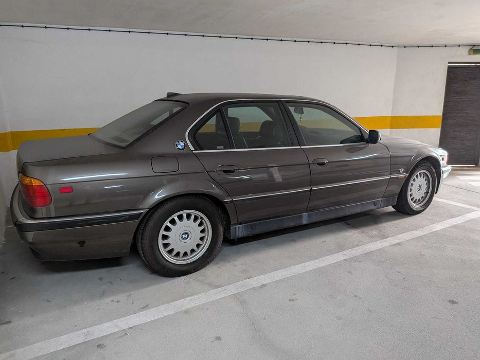 BMW 730i - V8 - Caixa manual