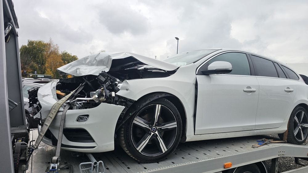 Volvo v60 I D4  R-Design 2017r 190KM Uszkodzone