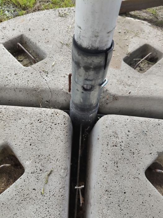 Stojak do dużego parasola piwnego.