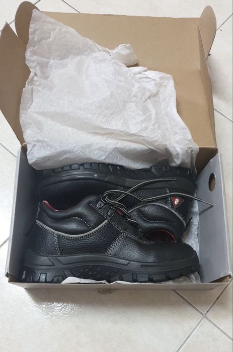 Vendo botas de viqueira de aço novas numero 38 .