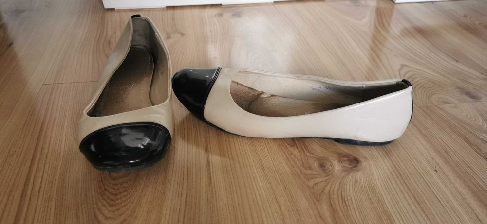 Beżowe baleriny z lakierowanym noskiem