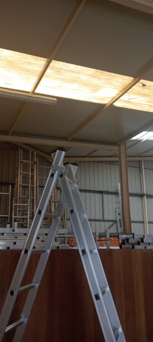 Escada Profissional Tripla 3x2m (4m Úteis) Degrau Quadrado - Alumínio 6060