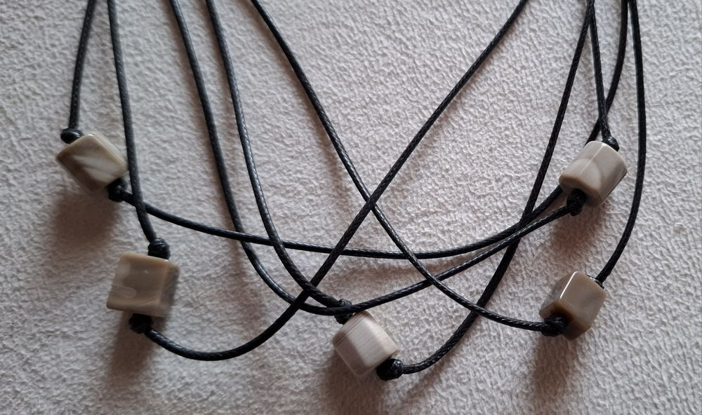 Naszyjnik na rzemykach z kamyczkami