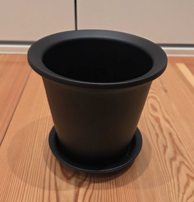 Vaso IKEA preto com design minimalista