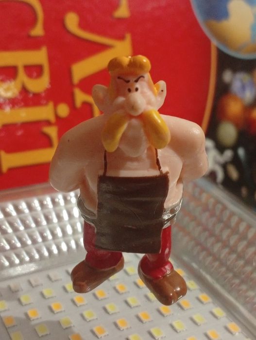 Кіндер фігурки Астерікса та Обелікса, випущені за ліцензією  2013