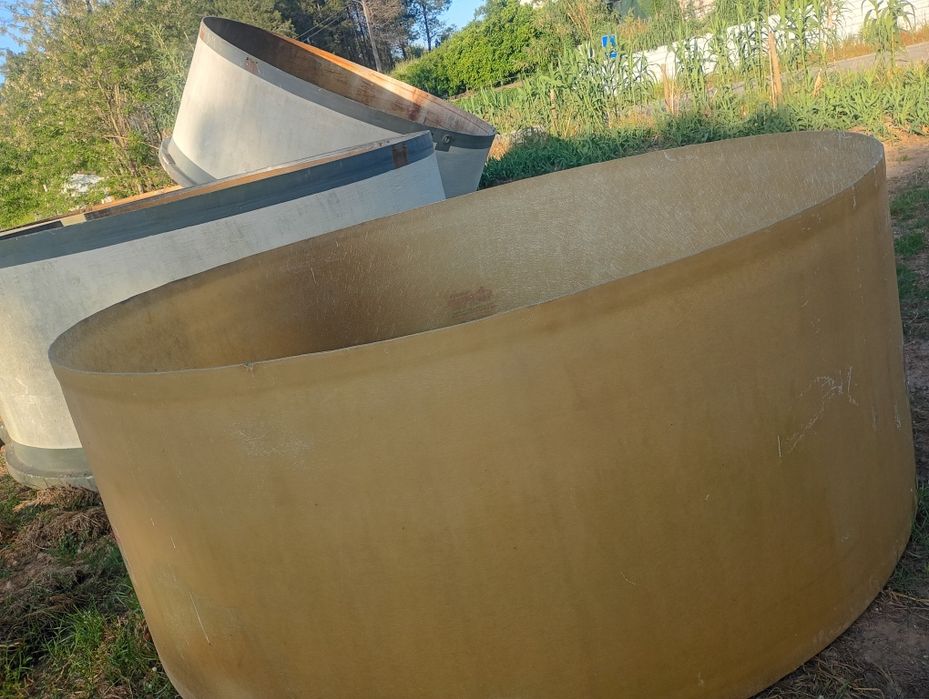 Vendo vários.  depósitos em fibra. E barricas do ramo alimentar
