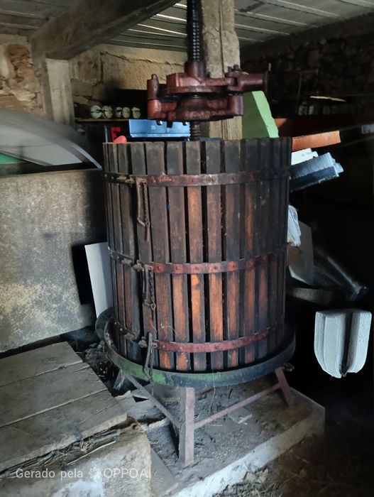 Prensa de vinho com base