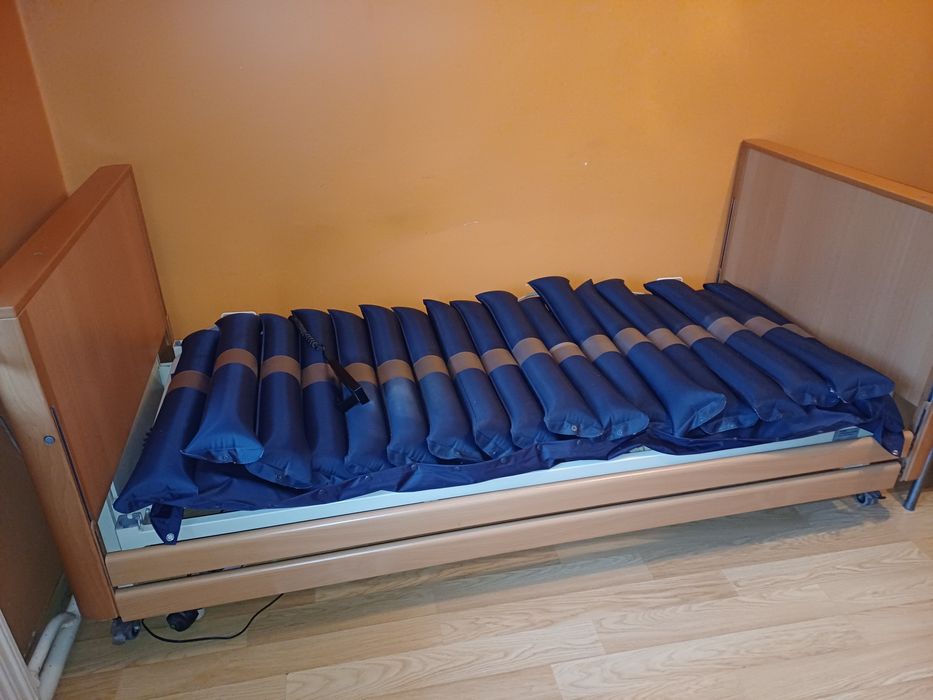 Łóżko rehabilitacyjne z materacem