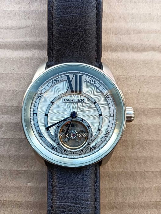 Relógio mecânico CARTIER, de requinte e elegância.