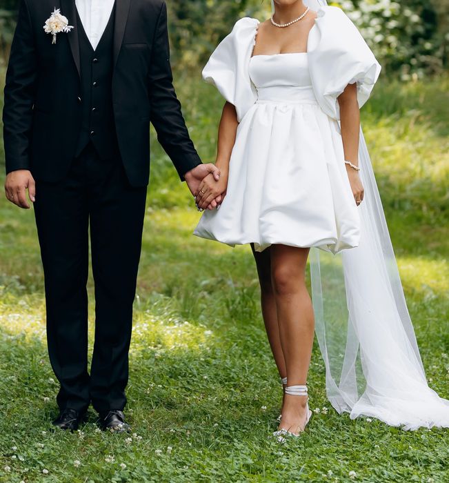 Атласна весільна сукня