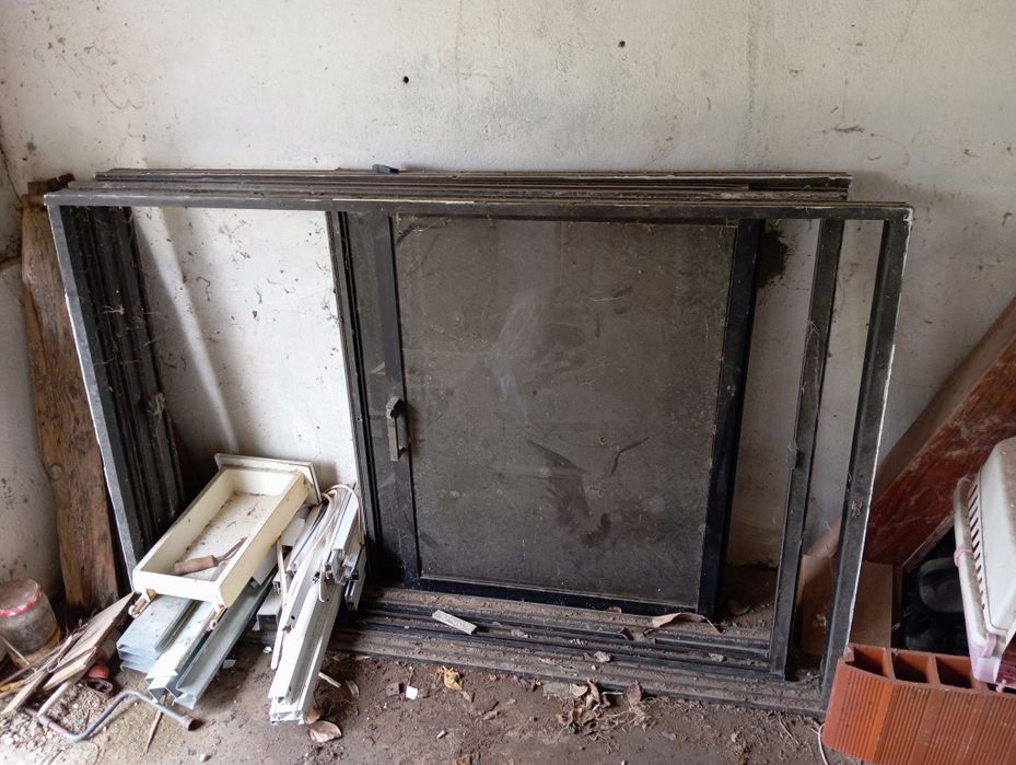 Janela alumínio vidro simples.