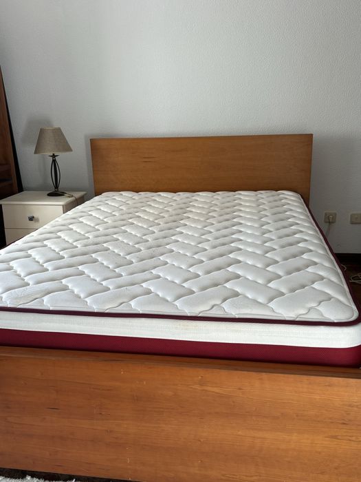 Cama de madeira com colchão