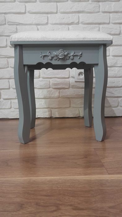 Taboret szary...