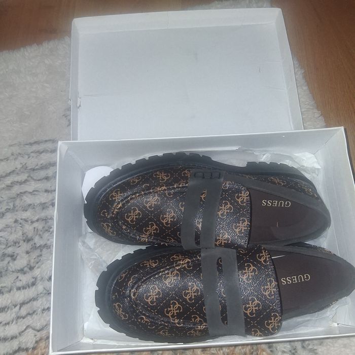 Buty męskie loafersy Guess.