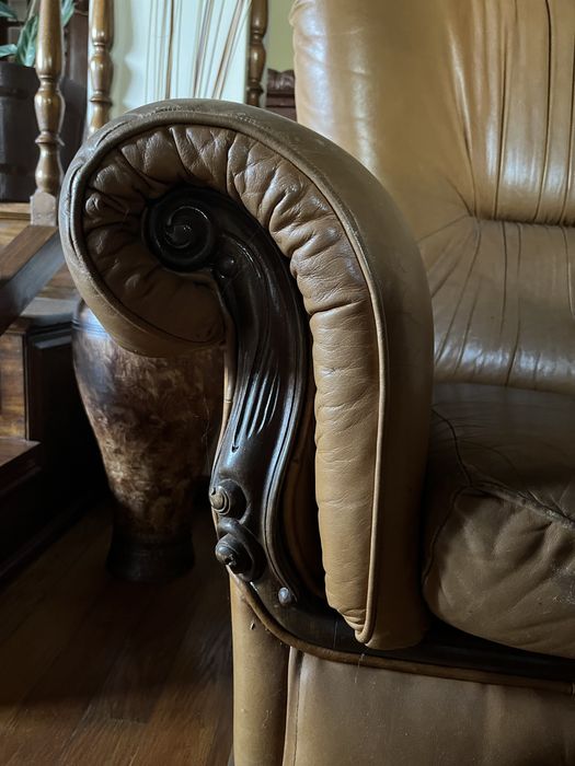 Sofá Pele com estrutura em madeira