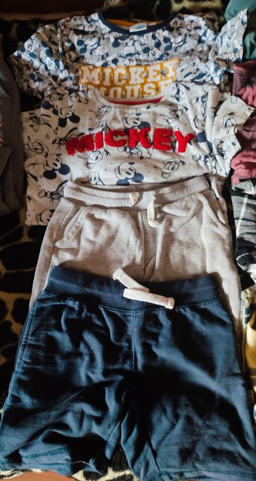 2 conjuntos de calção e t-shirt menino