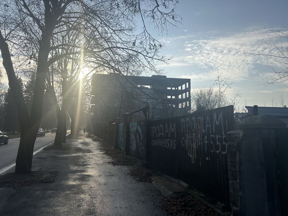 капітальна будівля загальною площею 1 800 м² із земельною ділянкою