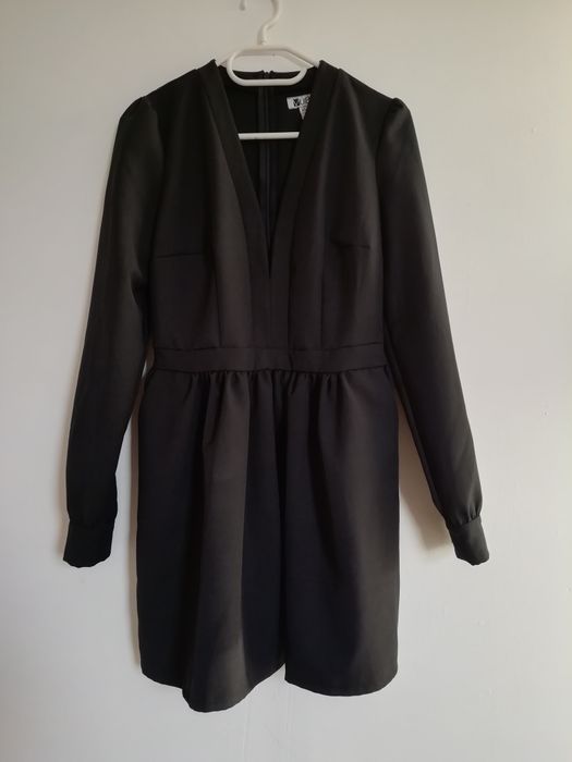 elegancka sukienka mała czarna z kieszeniami głęboki dekolt