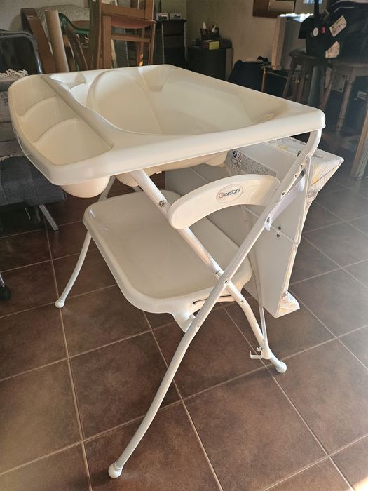 Muda fraldas e banheira para bebés