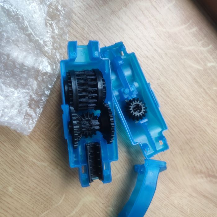 Щётка для чистки и смазки цепи велосипеда пилы