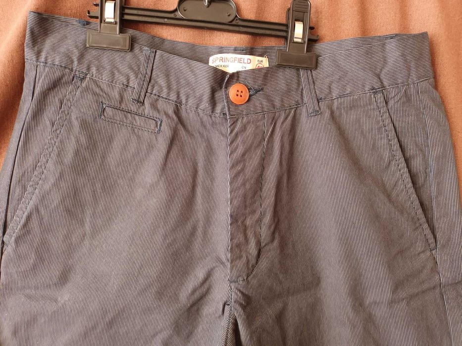 Calções às riscas fininhas