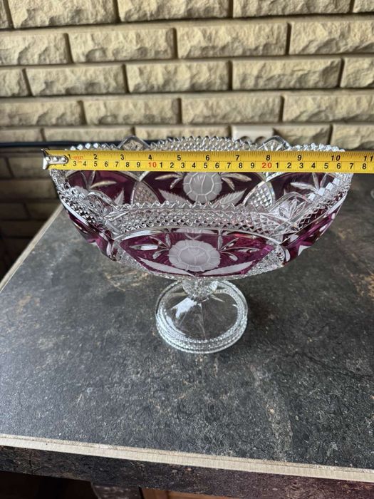 Хрустальная конфетница на ножке. Цветной хрусталь