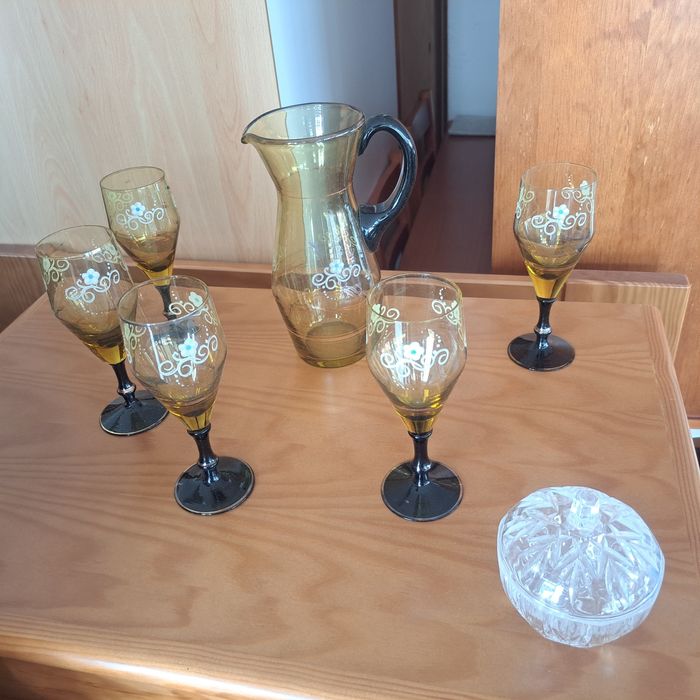 Temos diversas loiças antigas e usadas