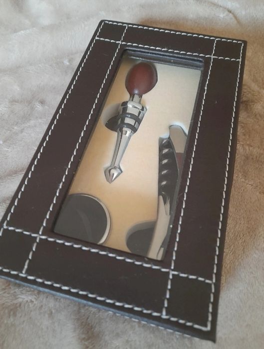 Estojo novo com utensílios para vinho