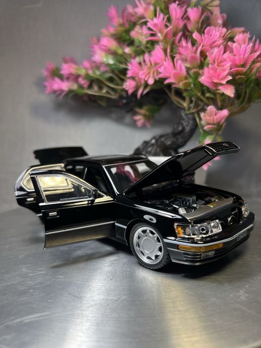 Модель 1:24 у стилі Lexus LS400