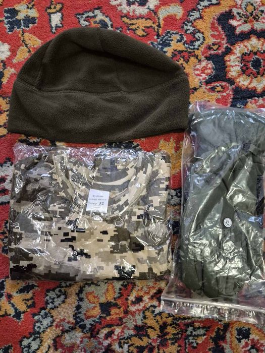 Военная одежда:камуфляжные футболки, флисовая шапка, перчатки (новое)