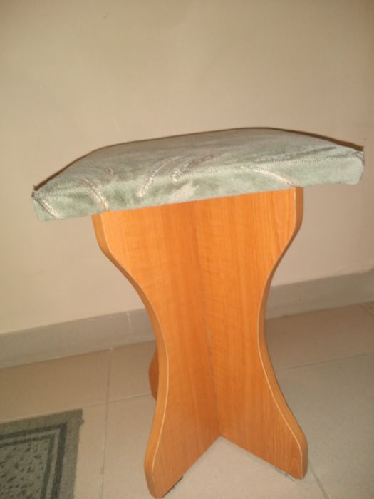 taboret, pufa  , mała ławka z oparciem