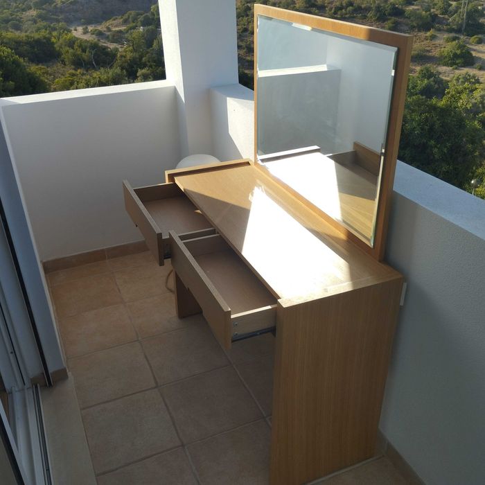Mesa de maquilhagem com espelho e duas gavetas