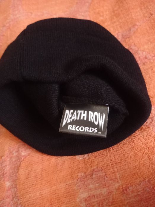 Продам шапки новые.