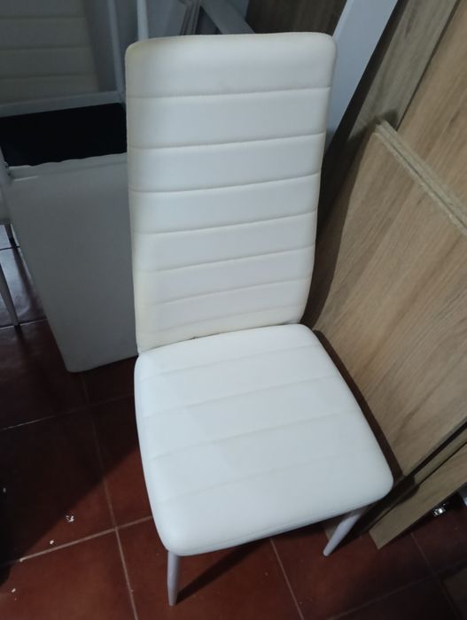 Mesa de jantar com 6 cadeiras só 140€