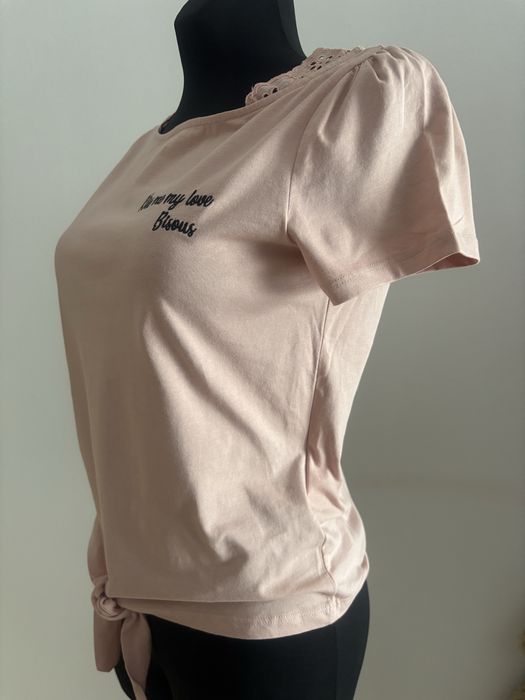 T-shirt z ozdobną koronką przy ramionach