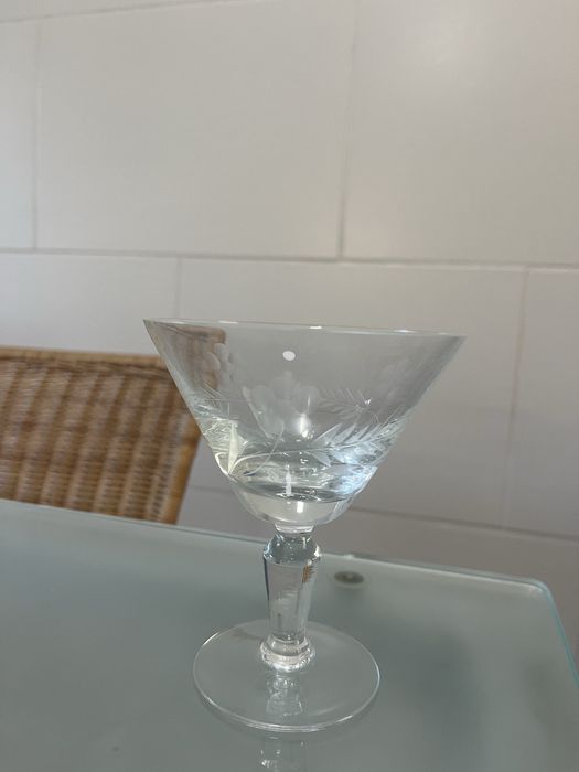 Serviço de copos com desenhos gravados