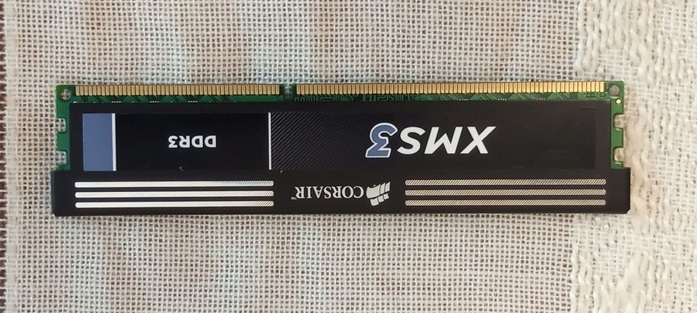 Модуль памяти Corsair XMS - 3  DDR 3 . 4 GB .