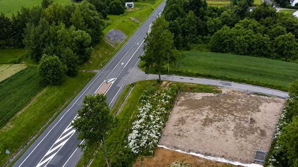 Plac 900 m² przy DK94 + kontener handlowy + fotowoltaika + monitoring