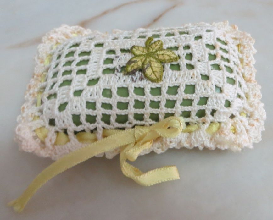Chapéu p/ Alfinetes e Agulhas e Porta Sabonete, ambos em croché