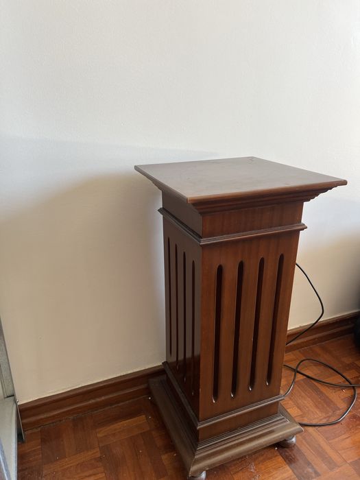Pedestal  em otimo estado de conservação