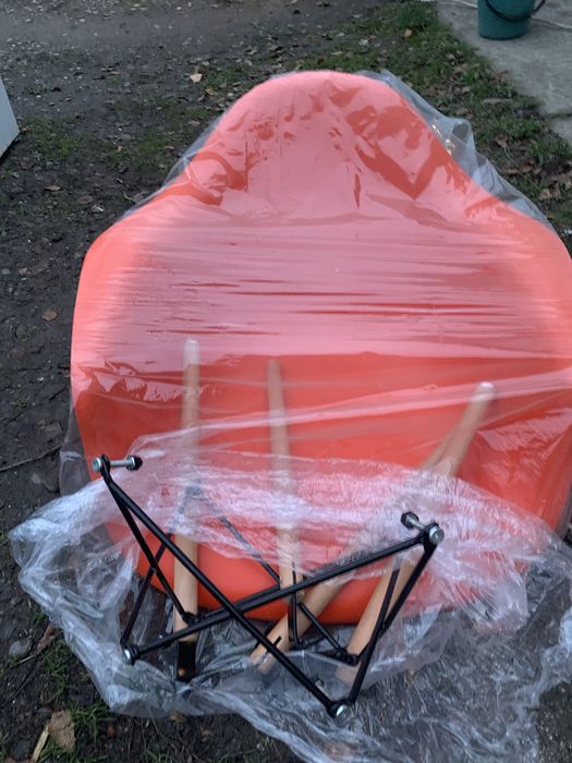 Продам стілець . В хорошому стані , оранжевого кольору