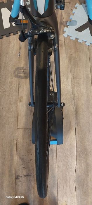 Sprzedam rower szosowy Kross Vento 3.0. Sprzedam wraz z trenażerem.