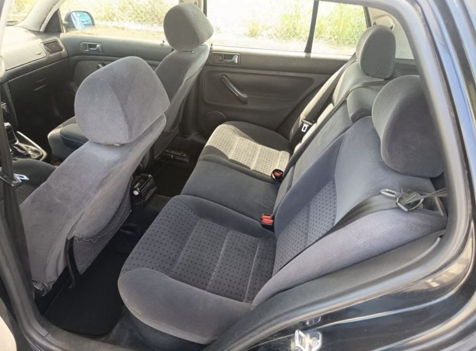 Vendo golf 1.4 , Motor esta bom , cambio bom , pneus bons , iuc ok pago , inspeção valoda ate 2027 , tem avaria no cabo do vidro do passageiro !