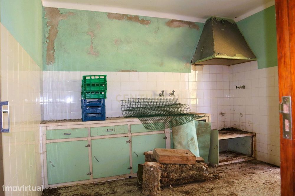 Moradia para renovar em Santo Estevão das Galés inserida num terreno d