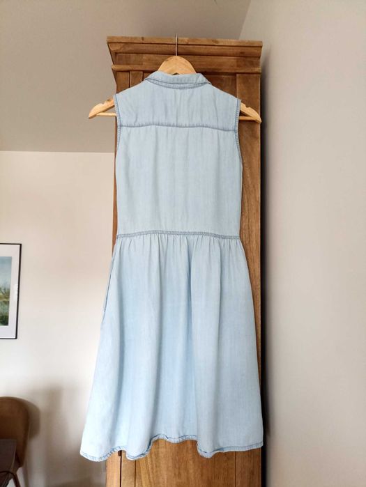 Jeansowa bawełniana sukienka z haftem house