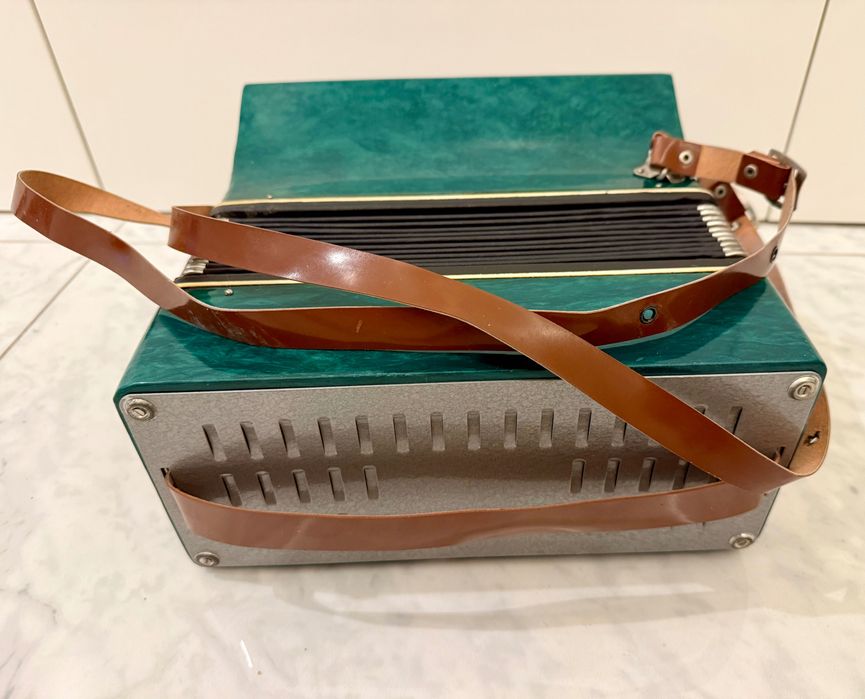 Akordeon dziecięcy marki radzieckiej