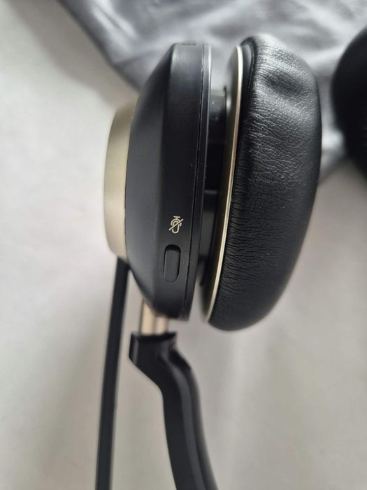 Słuchawki bezprzewodowe earbay bluetooth z mikrofonem + stacja ładująca