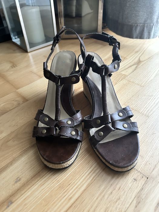 Damskie buty na koturnie brązowe