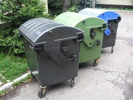 Uszkodzone pojemniki na odpady 1100l niemieckie kosze na śmieci