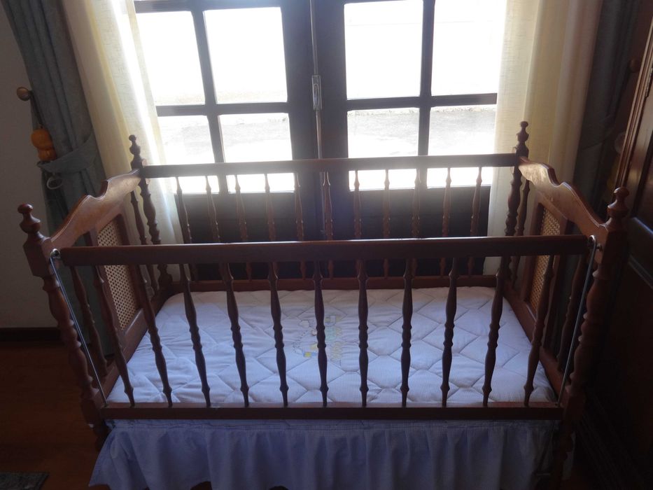 Cama de criança em madeira com colchão